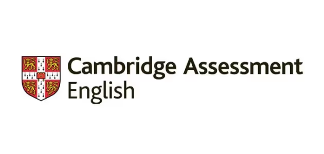 Logotipo de Cambridge Assessment English con escudo heráldico y texto en negro sobre fondo blanco