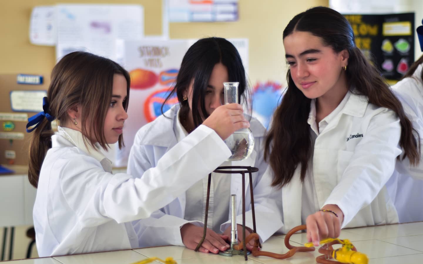 Alumnas del Everest Chihuahua experimentando en un laboratorio. 